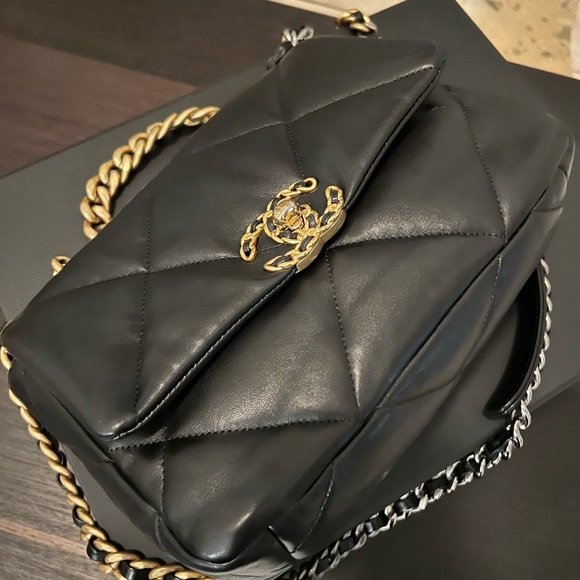 Chanel 19 Flap bag black with gold - Picture 5 of 11